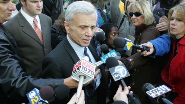 Robert Blake Surrounded By Media During The Trial