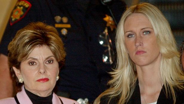 Amber Frey, right, leaves a Redwood City, Calif., courtroom with her attorney Gloria Allred, left, after she was questioned by attorney Mark Geragos during the Scott Peterson trial, Tuesday, Aug. 24, 2004.  (AP Photo/Paul Sakuma)