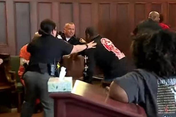 Youngstown courtroom fight [WKBN 27/screenshot]