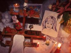 318902 01: People light candles at the murder site of 6 year old Jonbenet Ramsey in Boulder, Colorado, December 1997. (Photo by Karl Gehring/Liaison)